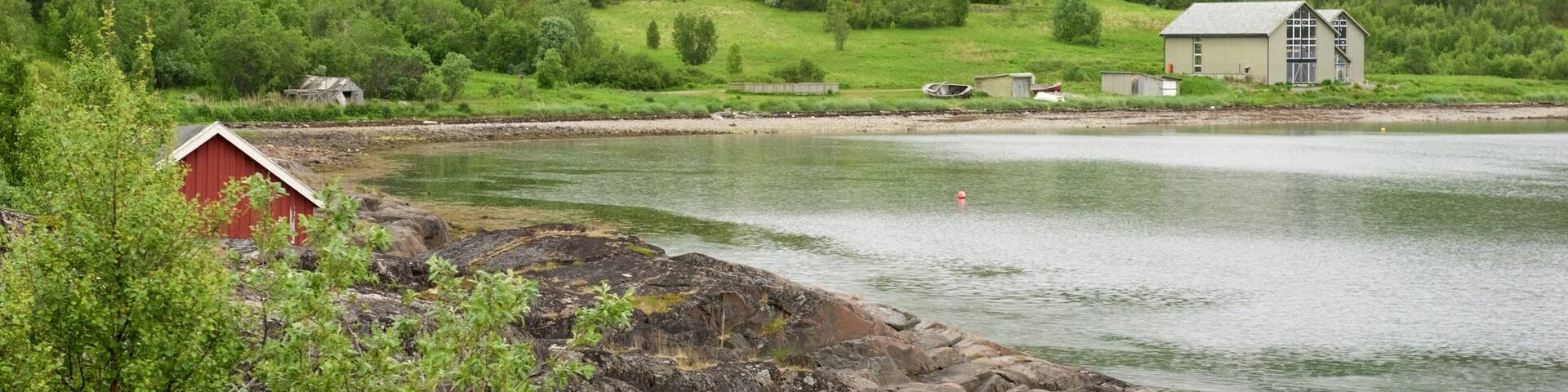 アルタ博物館 表示 湖あるいは泉, 森林 と 小さな町あるいは村