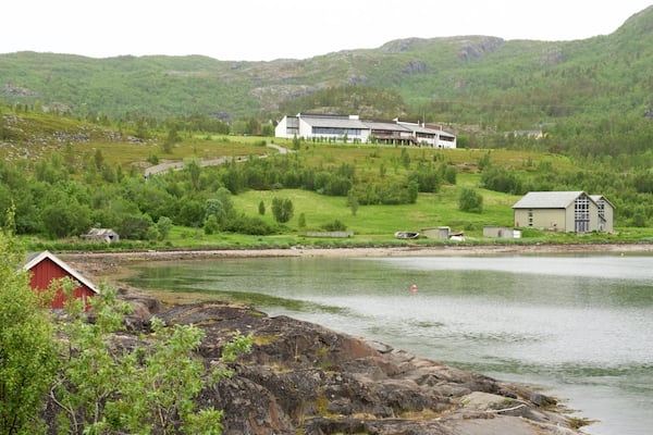 アルタ博物館 表示 湖あるいは泉, 森林 と 小さな町あるいは村
