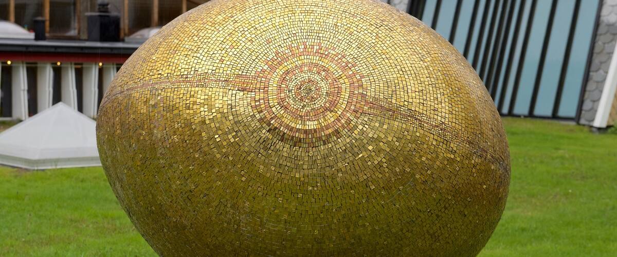 Juhlin hopeagalleria joka esittää ulkotaide