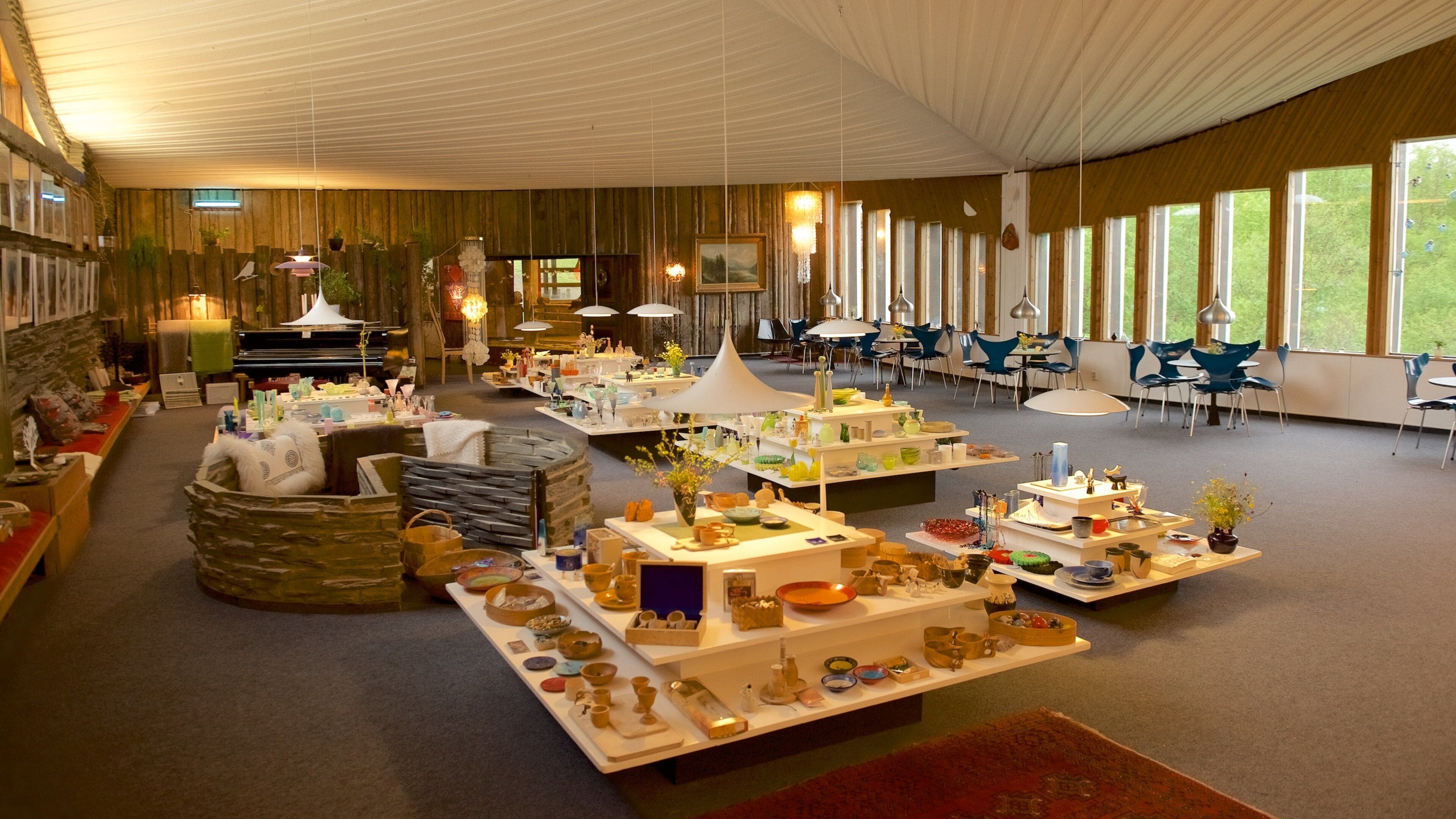 Juhl\'s Silver Gallery que inclui compras, vistas internas e arte