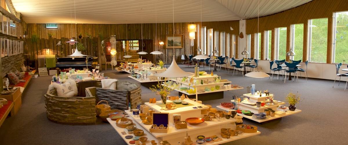 Juhl\'s Silver Gallery que inclui compras, vistas internas e arte