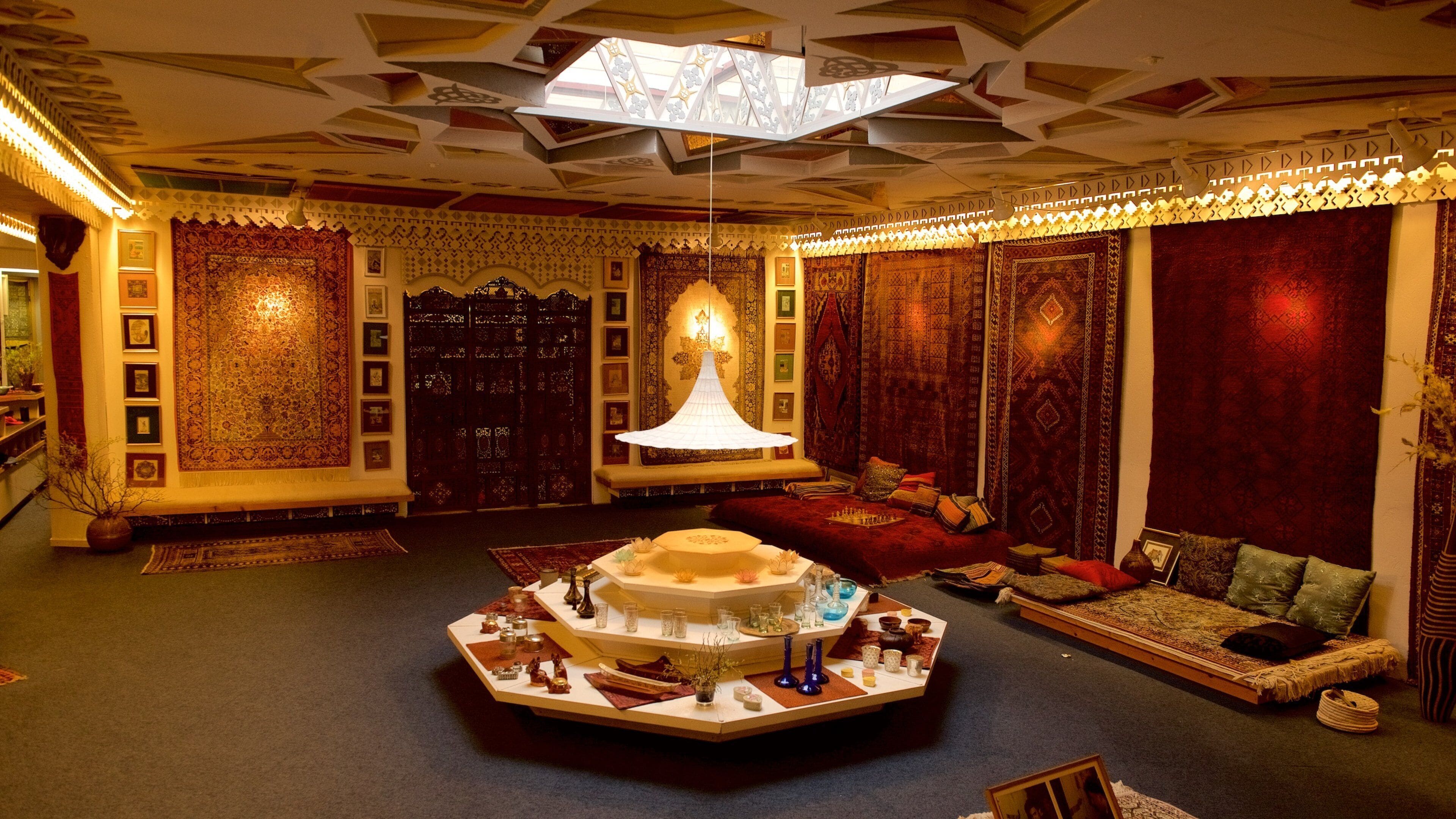 Juhl\'s Silver Gallery mostrando compras, vistas internas e arte