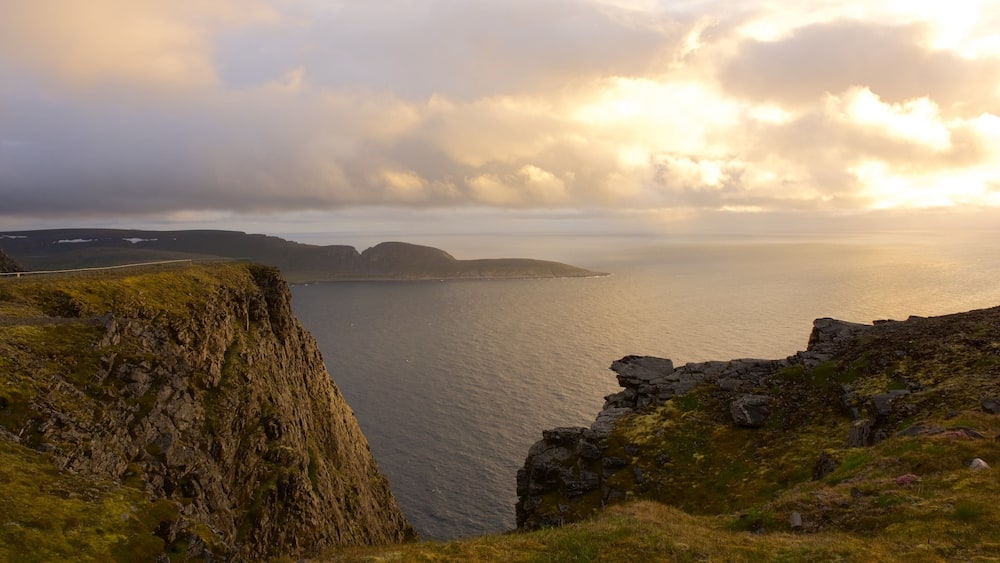 Knivskjellodden mettant en vedette lac ou étang et coucher de soleil