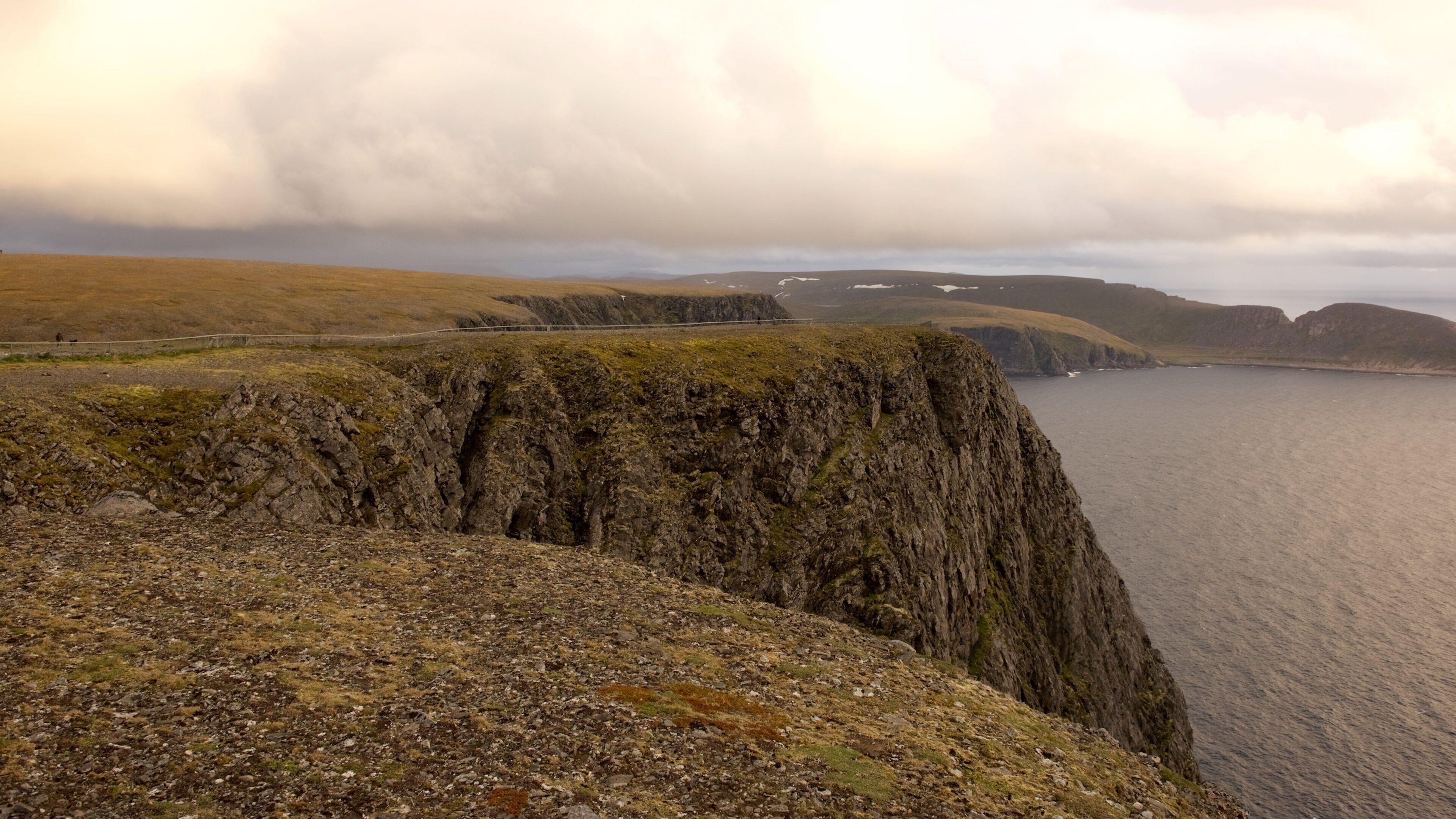 Knivskjellodden bevat een meer of poel, een zonsondergang en bergen