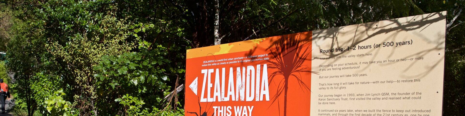 Un cartel anuncia Zealandia, un proyecto de 500 años para restaurar el valle a su estado original.