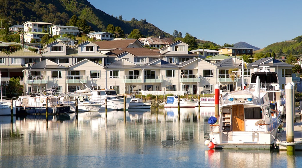 Picton Harbour ofreciendo una marina, una bahía o puerto y una ciudad costera