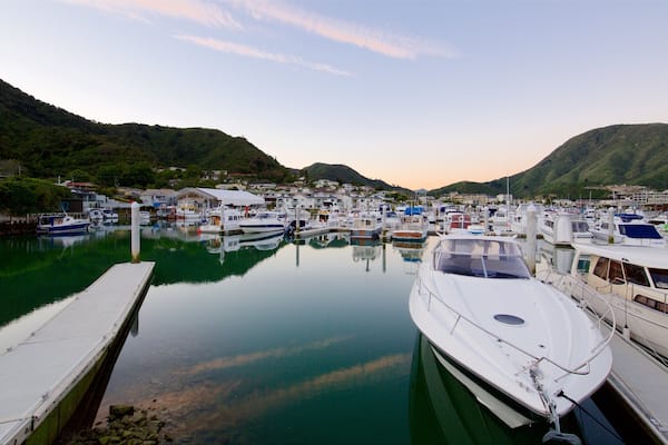 Port de Picton montrant coucher de soleil, montagnes et marina