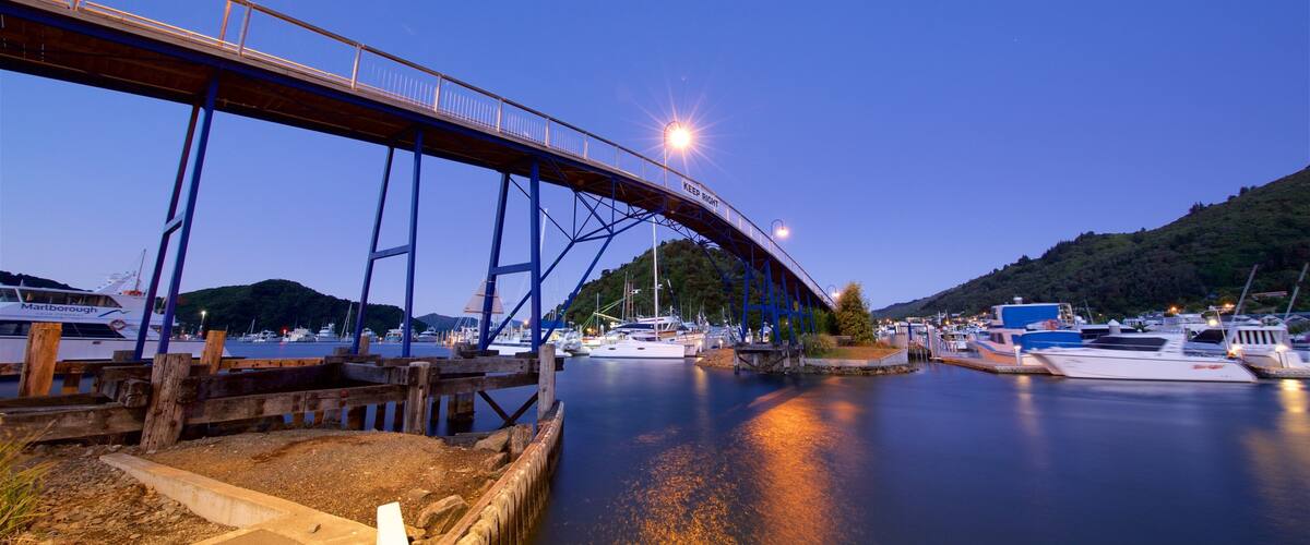 Picton Harbour ofreciendo escenas nocturnas, un puente y paseos en lancha
