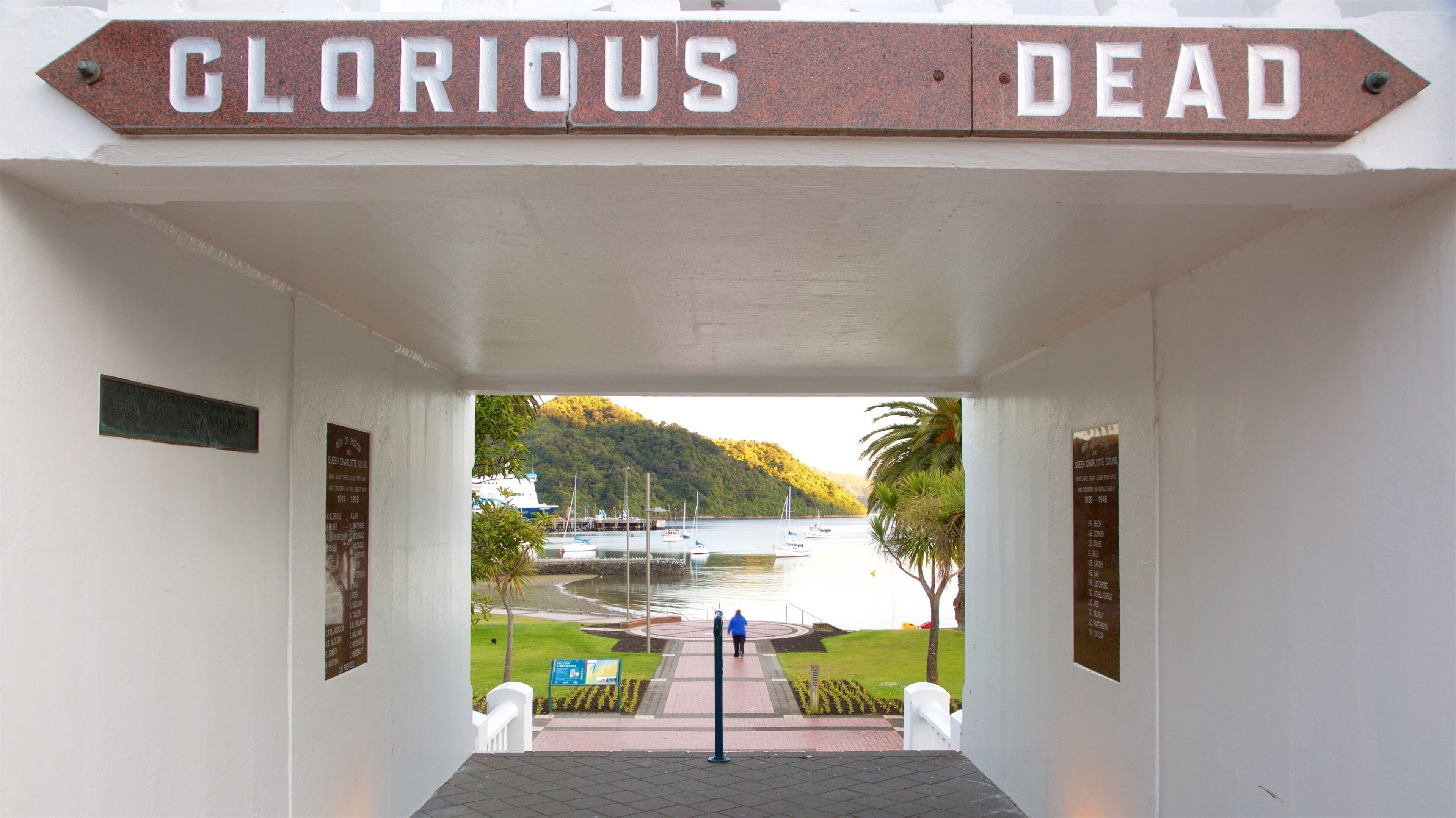 Picton War Memorial mostrando uma baía ou porto