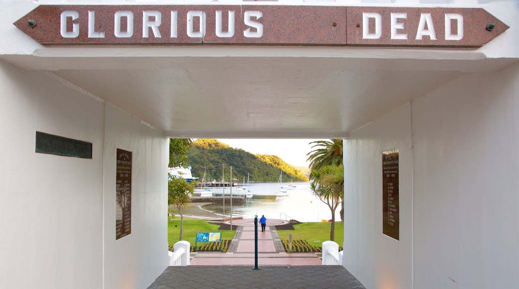 Picton War Memorial showing a bay or harbour