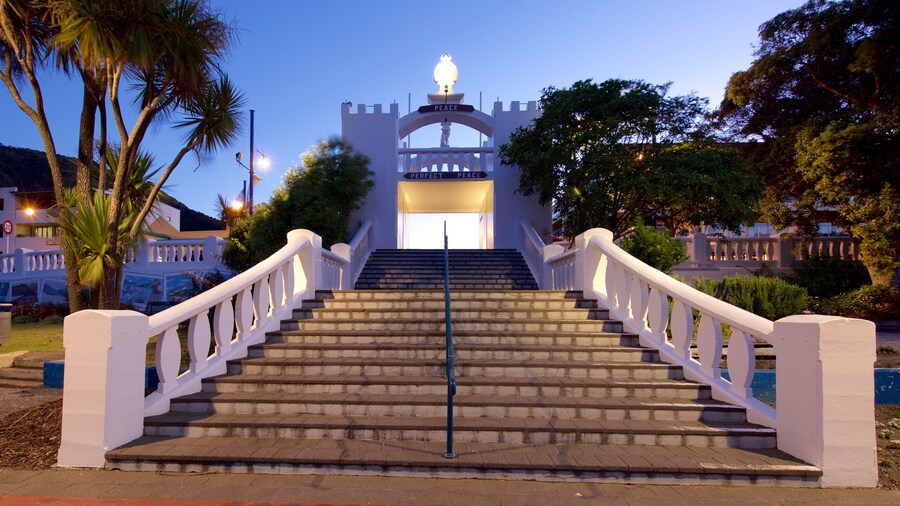 Picton War Memorial mostrando patrimonio de arquitectura y escenas nocturnas
