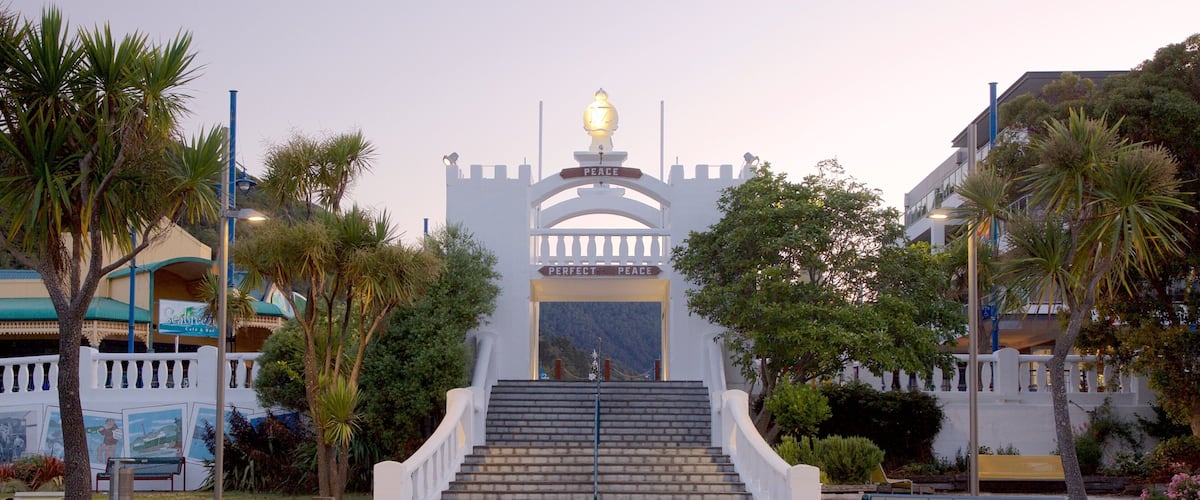 Picton War Memorial which includes heritage architecture and a sunset