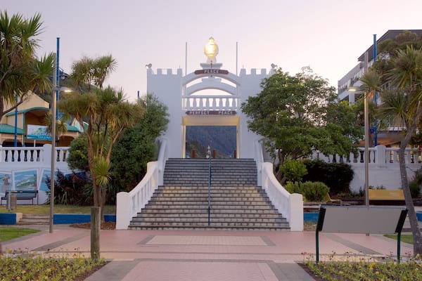 Picton War Memorial which includes heritage architecture and a sunset