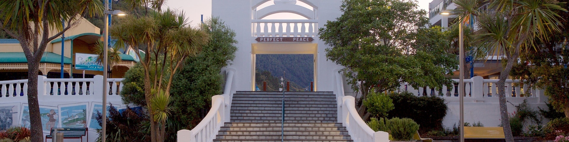 Picton War Memorial which includes heritage architecture and a sunset