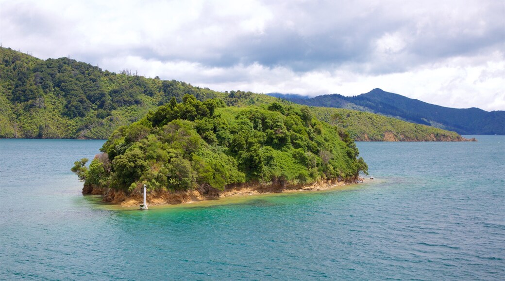 Mabel Island showing island images, mountains and sailing