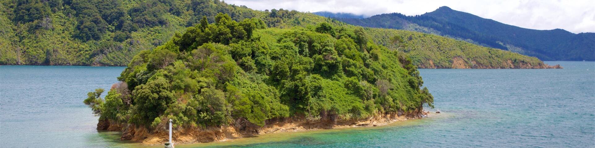 Mabel Island showing island images, mountains and sailing
