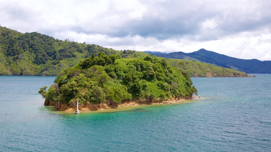Mabel Island showing island images, mountains and sailing