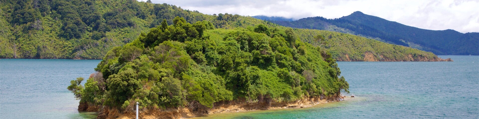 Mabel Island showing island images, mountains and sailing