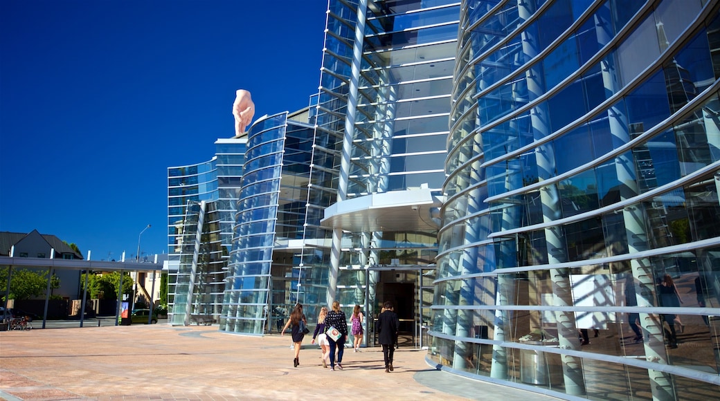 Christchurch Art Gallery mostrando architettura moderna cosi come un piccolo gruppo di persone
