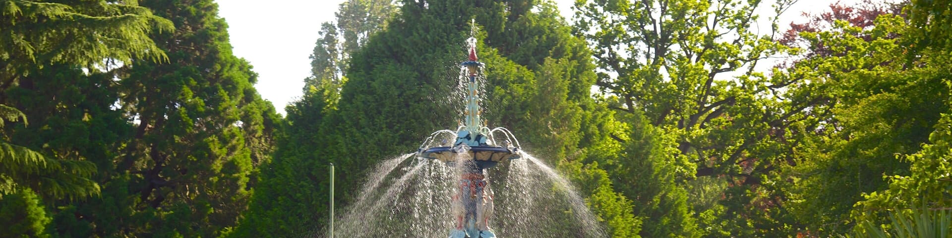 Christchurch Botanic Gardens showing a garden and a fountain