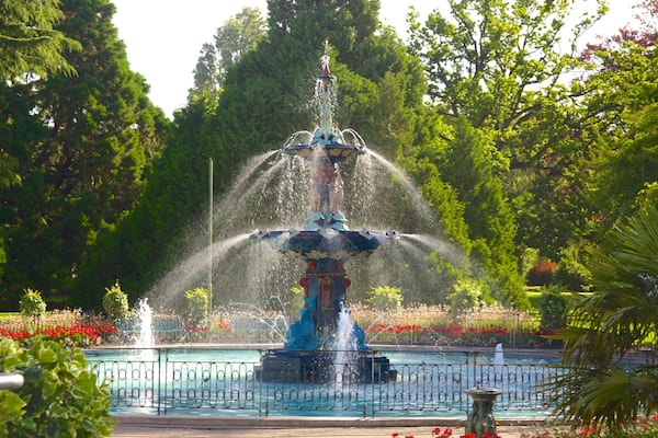 Jardins botaniques de Christchurch montrant une fontaine et un parc
