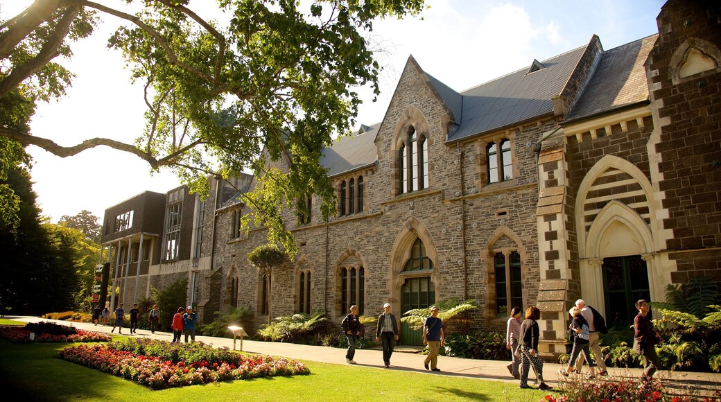 Christchurch Botanic Gardens mostrando elementos de patrimĂŽnio assim como um grande grupo de pessoas