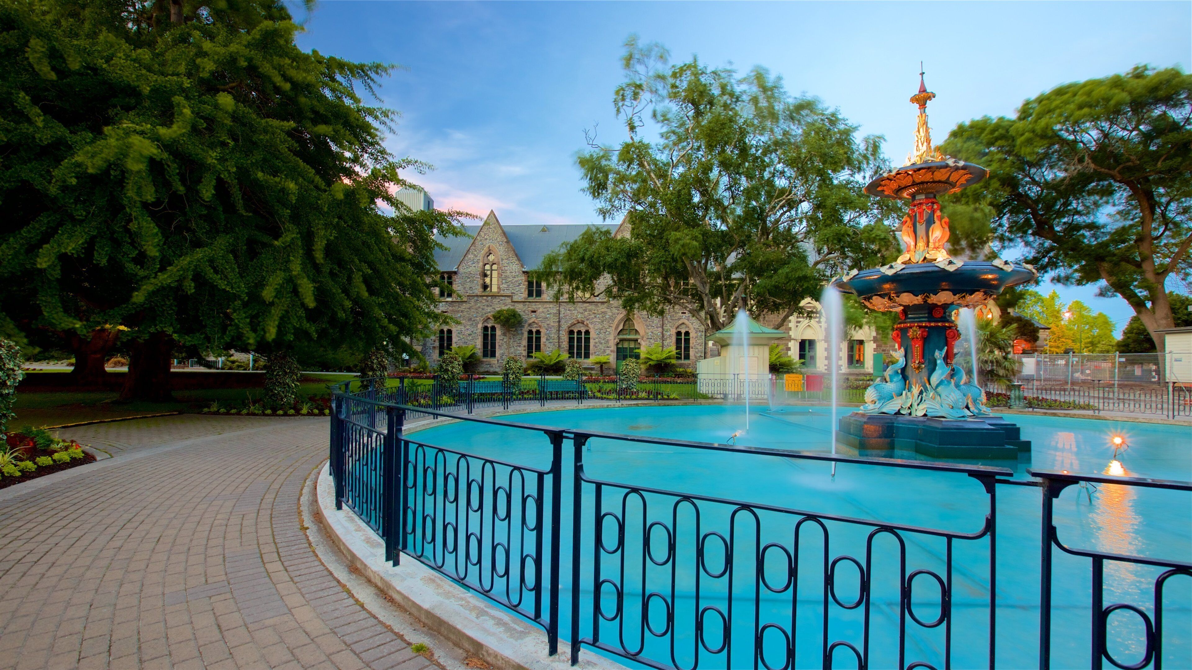 Christchurch Botanic Gardens showing a fountain and a garden