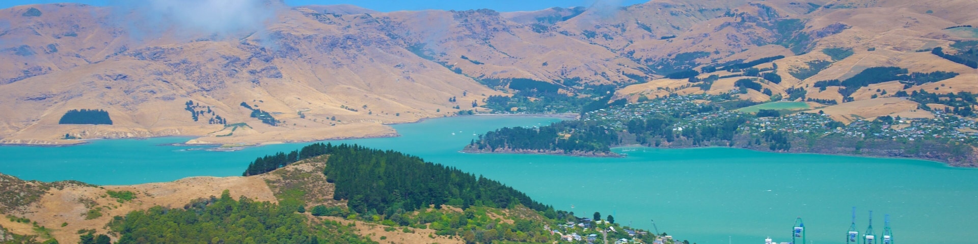 Mount Cavendish caracterizando montanhas, paisagem e uma cidade litorânea