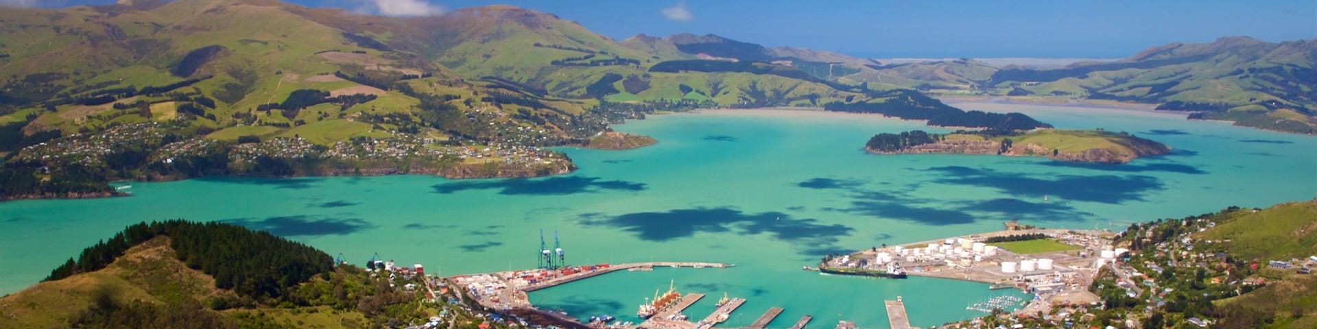 Mount Cavendish caracterizando um lago ou charco, cenas tranquilas e uma cidade litorânea