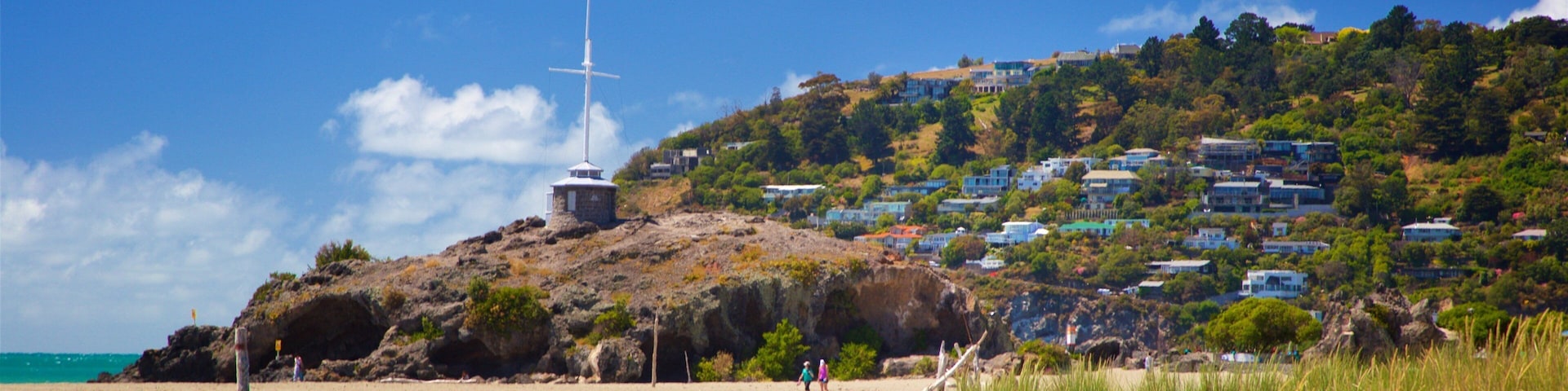 Sumner Beach mostrando paisagens litorâneas, uma cidade litorânea e uma praia de areia