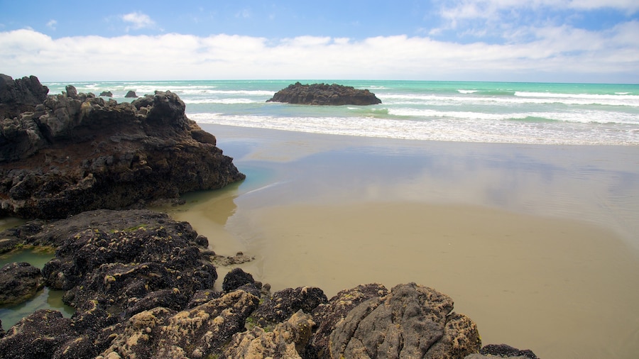 Sumner Beach som inkluderar klippig kustlinje