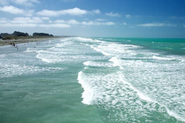 Nouvelle plage de Brighton mettant en vedette plage de sable, surf et vagues