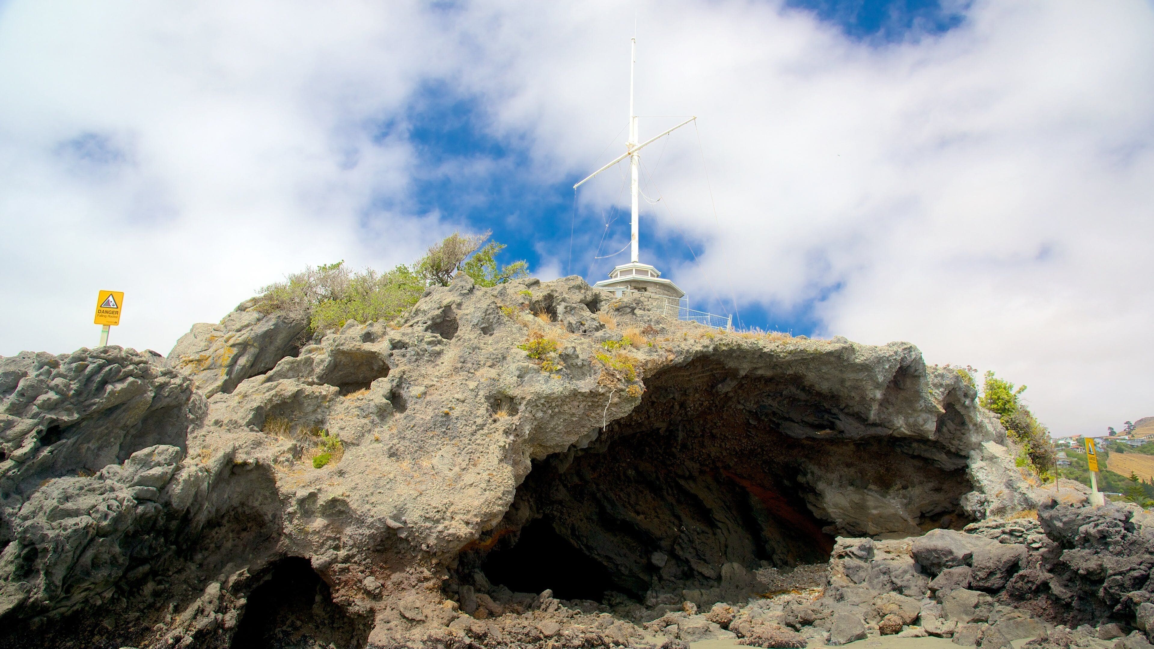 Rocher de la grotte qui includes grottes