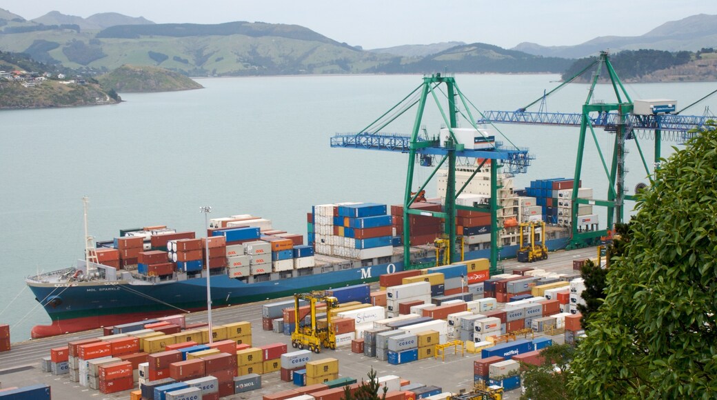 Lyttelton Harbour som viser bådsejlads, industrielle elementer og en marina