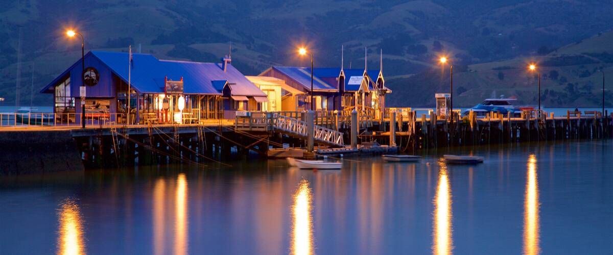 Akaroa Wharf welches beinhaltet bei Nacht, Bucht oder Hafen und Marina