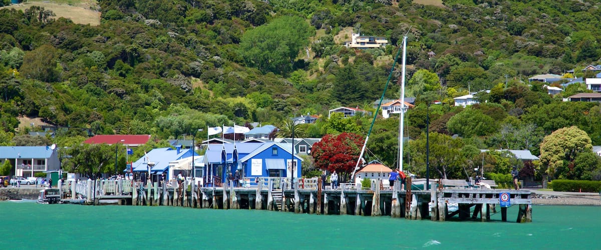 Akaroa Wharf que inclui uma cidade litorânea e paisagens litorâneas