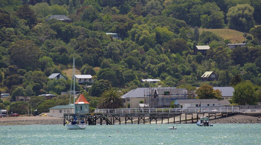 Akaroa brygge fasiliteter samt bukt eller havn, seiling og kystby