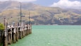 Akaroa Wharf que incluye una ciudad costera, escenas tranquilas y vista general a la costa