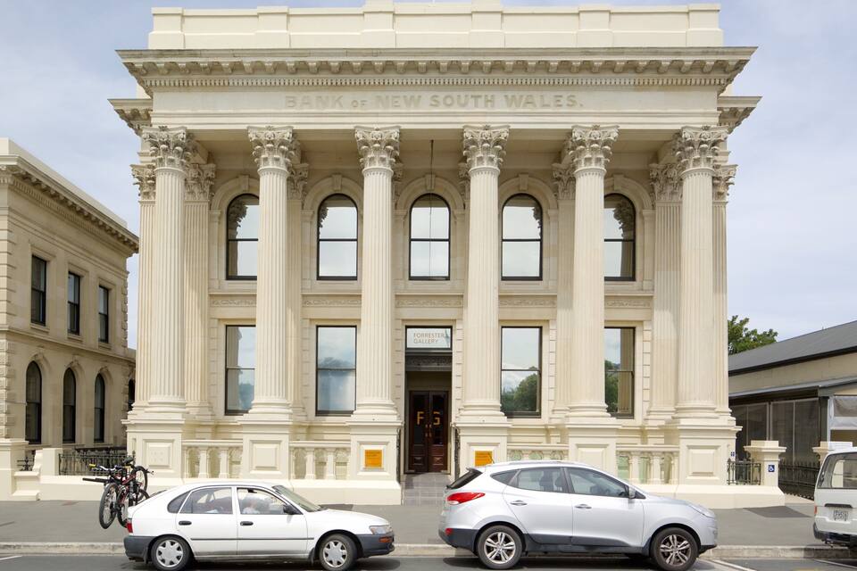 Un edifici clàssic amb columnes i el rètol "Bank of New South Wales".