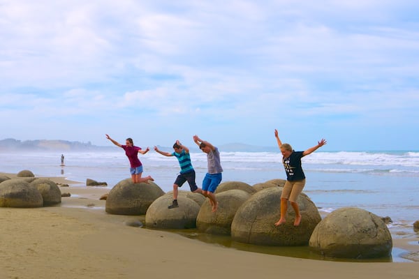 Moeraki Boulders qui includes cÎte escarpée aussi bien que important groupe de personnes