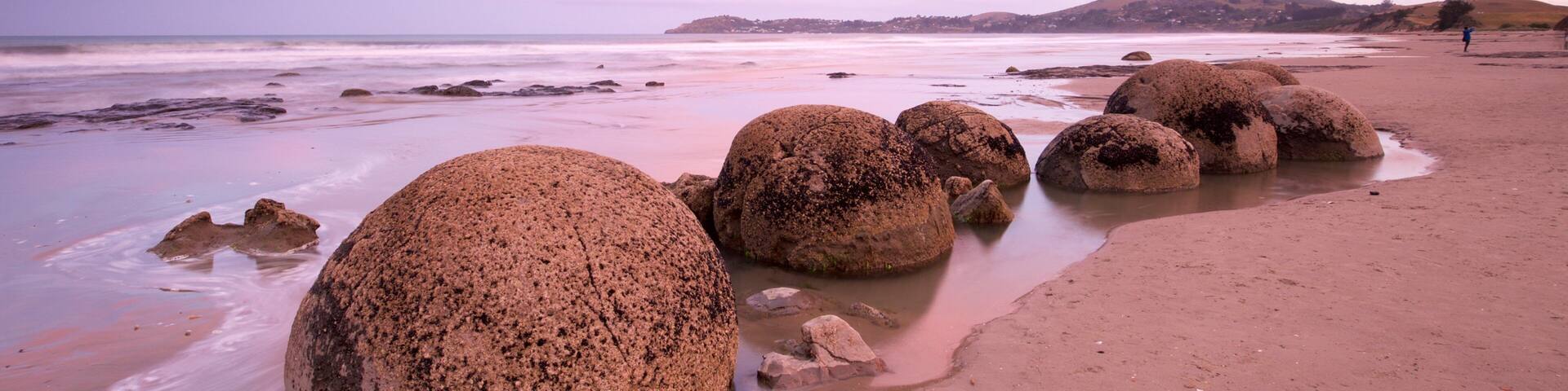 Moeraki Boulders qui includes plage, cĂŽte rocheuse et coucher de soleil