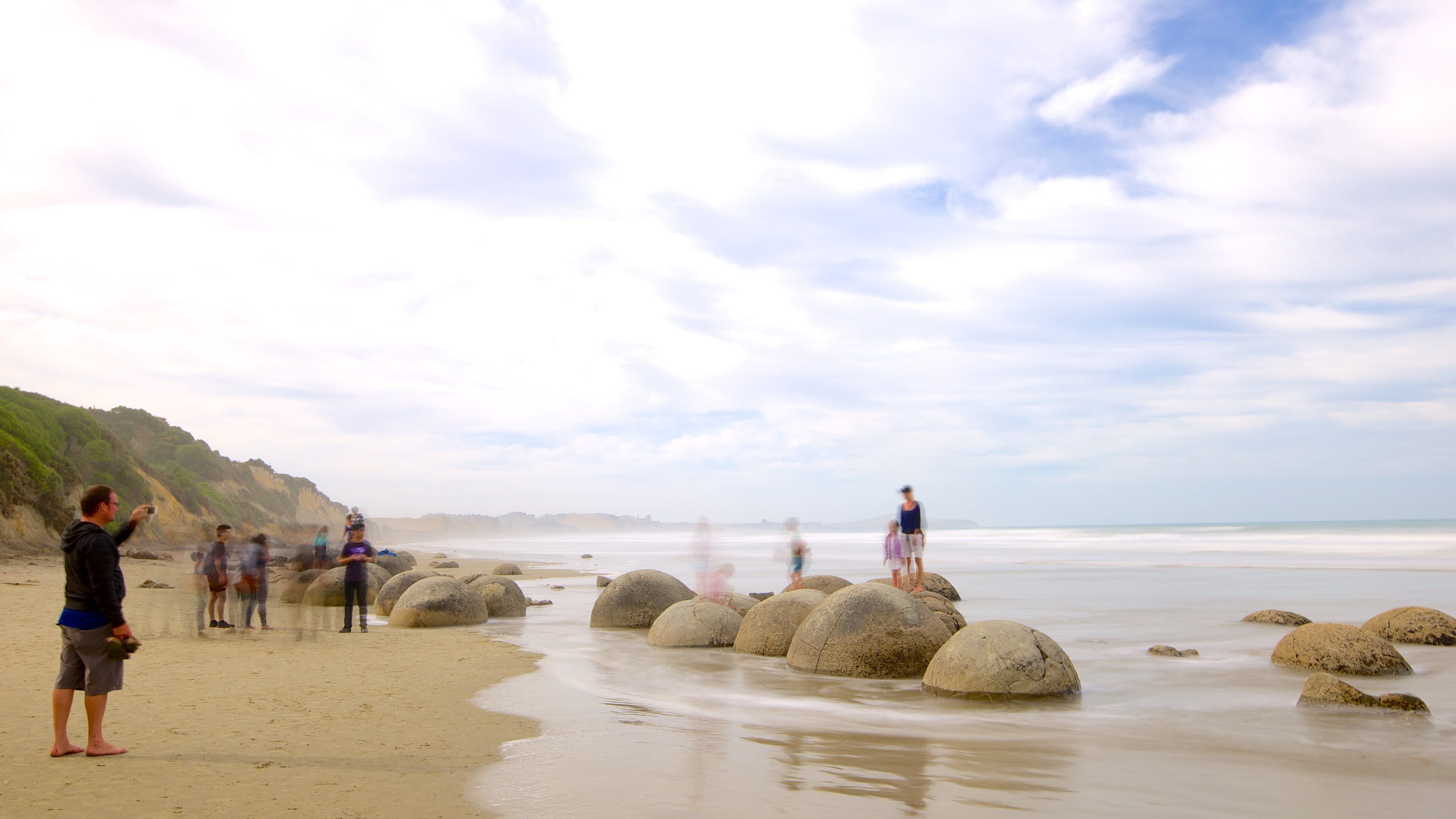Moeraki Boulders qui includes côte rocheuse aussi bien que important groupe de personnes