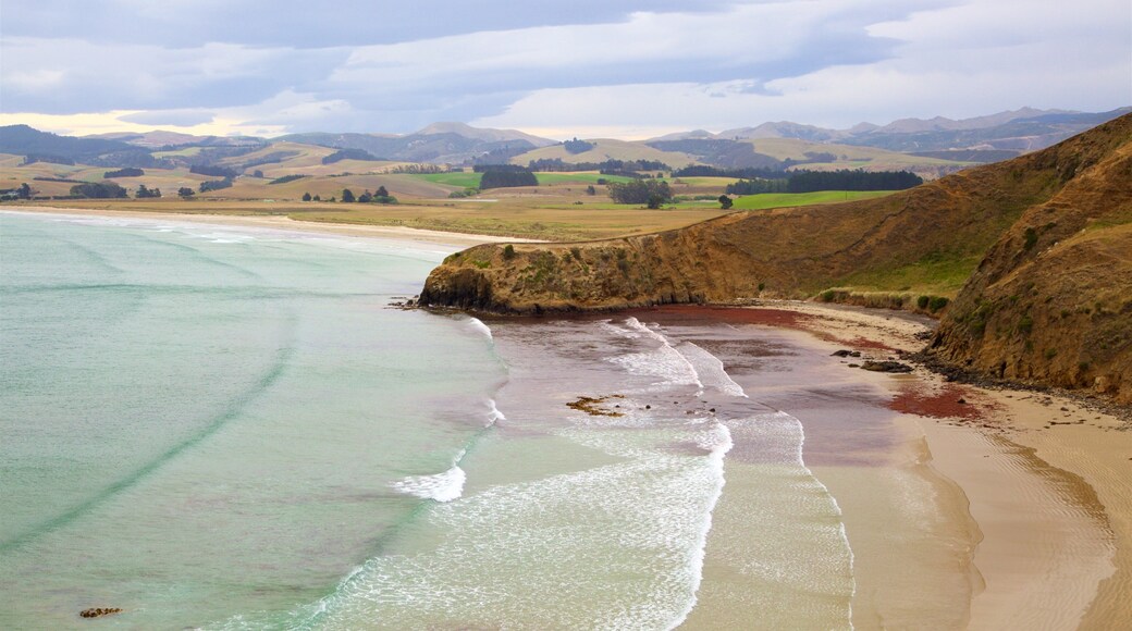 Moeraki Lighthouse showing general coastal views, waves and tranquil scenes
