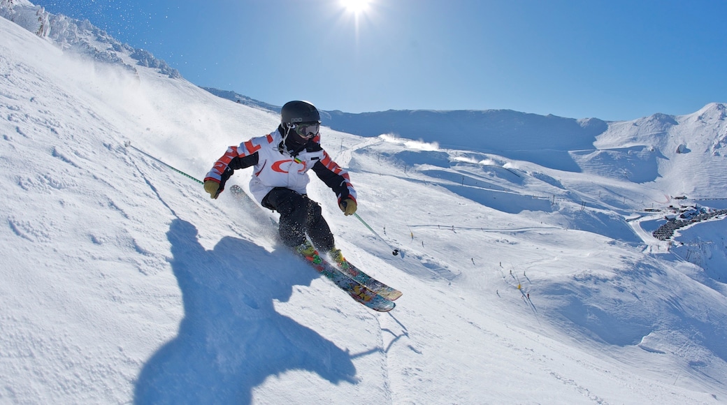 Mount Hutt Skifield ofreciendo nieve, ski en la nieve y montañas