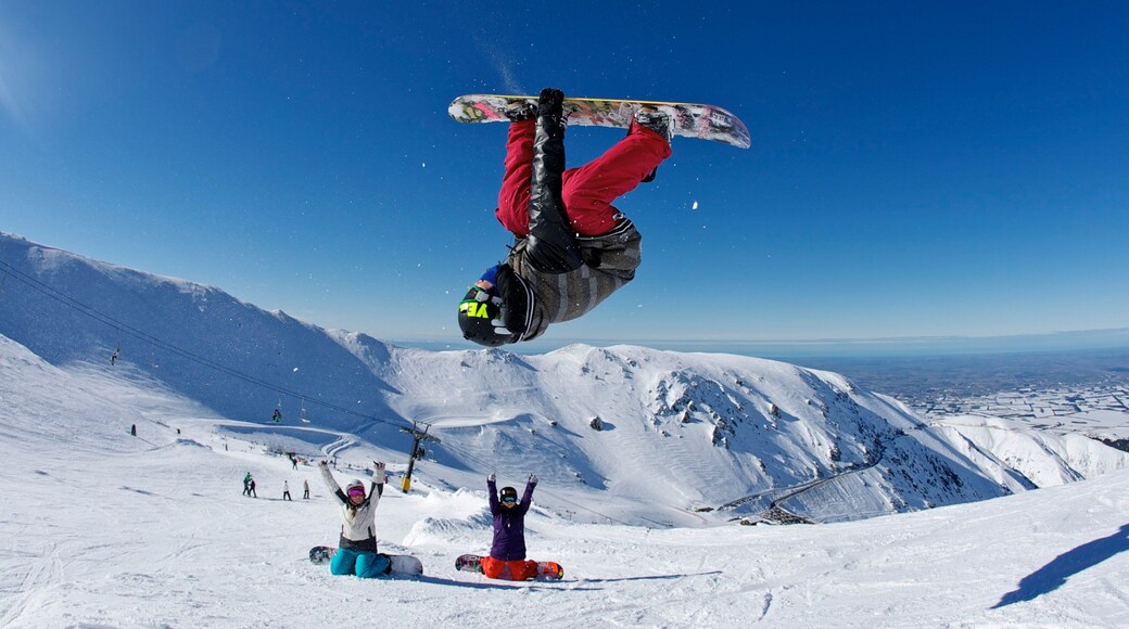 Mount Hutt Skifield qui includes neige, snowboard et montagnes