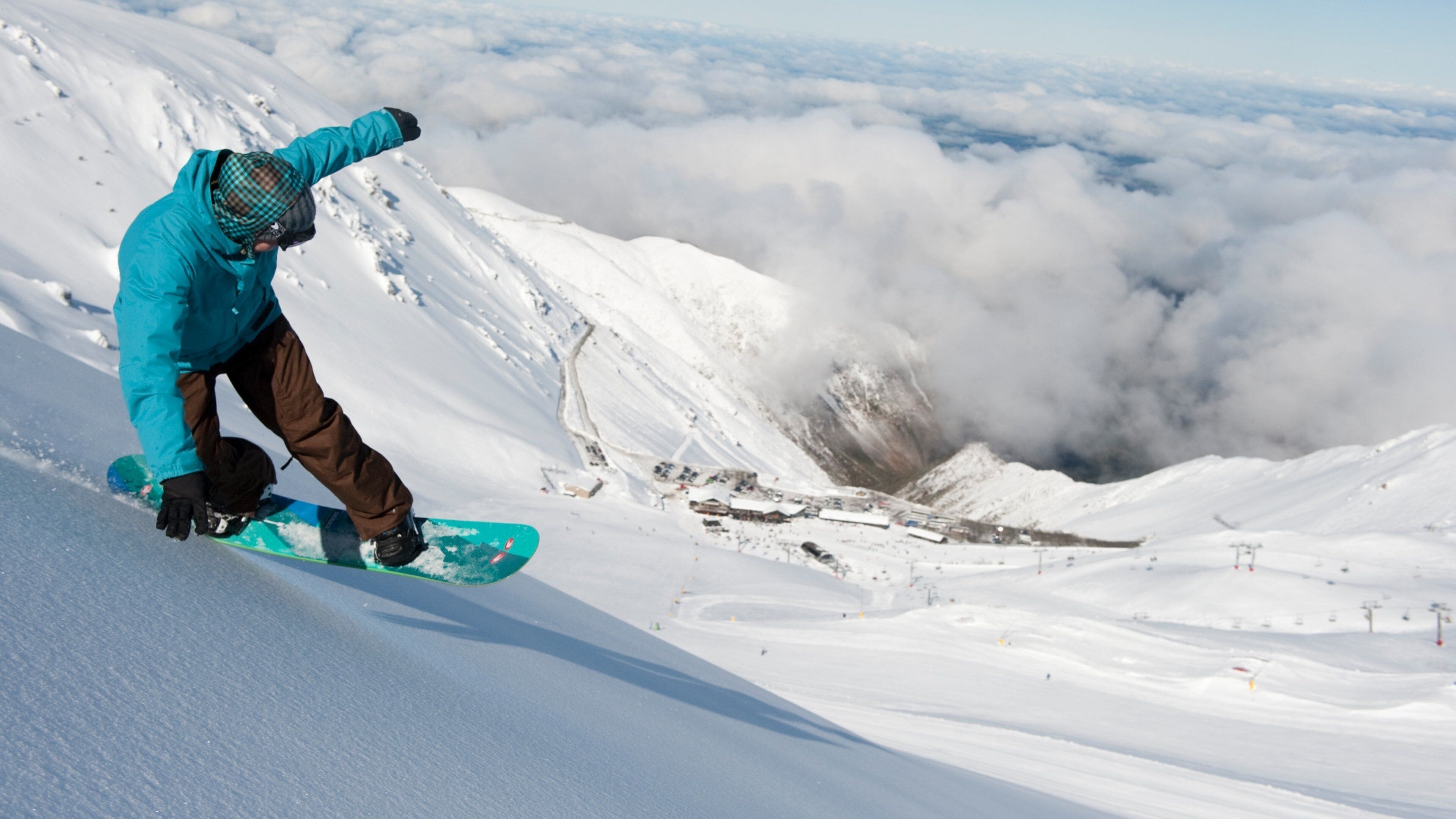Mount Hutt Skifield which includes mountains, snow and snow boarding
