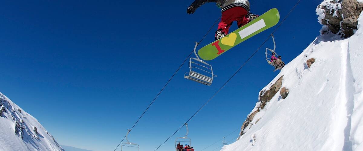 Mount Hutt Skifield que incluye nieve, snowboard y una góndola