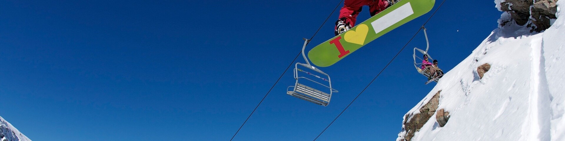 Mount Hutt Skifield showing a gondola, snow and snow boarding