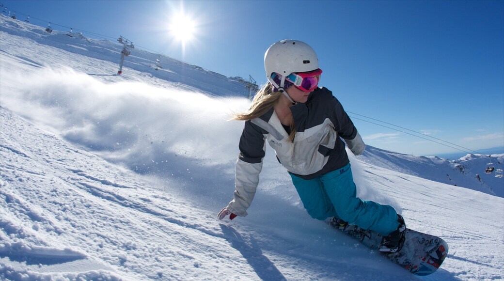 Mount Hutt Skifield mettant en vedette neige, montagnes et snowboard