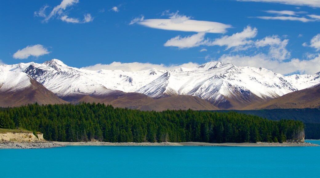 Lake Pukaki showing snow, mountains and a lake or waterhole